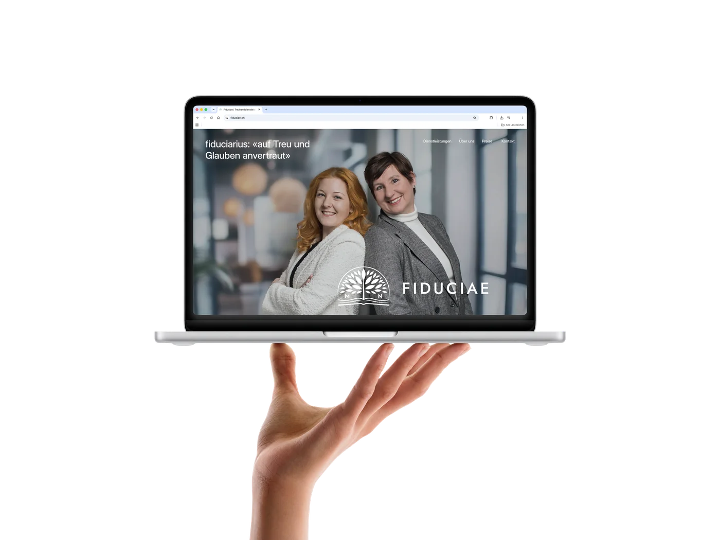 Website von project five auf einem Laptop in der Hand